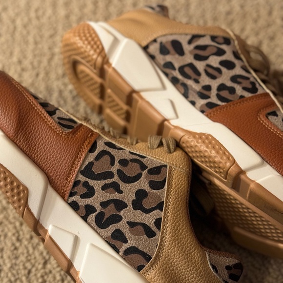 NEW Size 10 Leopard Faux Leather Sneakers - Picture 3 of 6